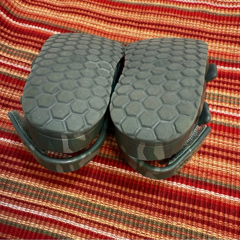 Cat & Jack Toddler Ade Footbed Sandals Green Camo Size 5 - Picture 11 of 13